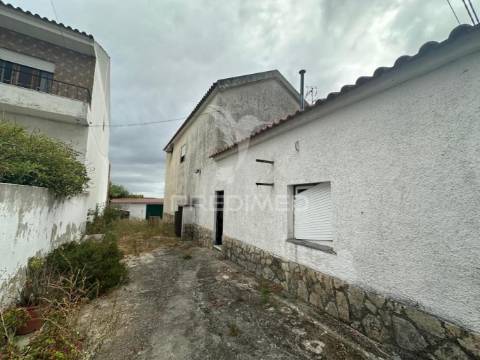 Moradias + terreno rústico