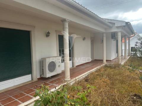 Moradias + terreno rústico