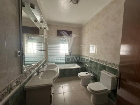 Moradias + terreno rústico