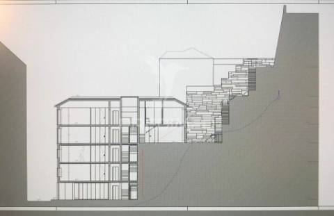 Prédio à ribeira com vistas de rio-porto
