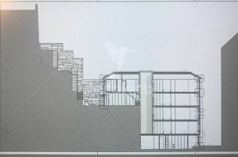 Prédio à ribeira com vistas de rio-porto