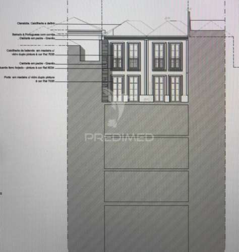 Prédio à ribeira com vistas de rio-porto