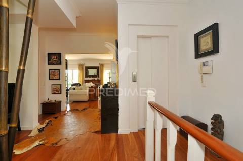 Moradia t2+1 , vista de mar, em condomínio no estoril