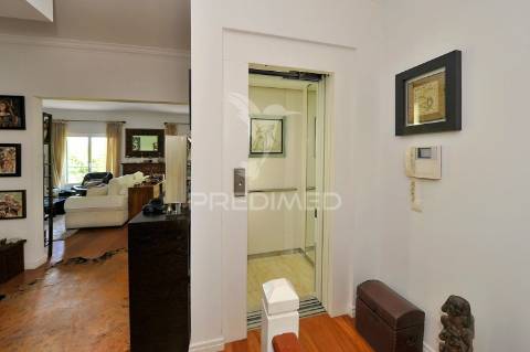 Moradia t2+1 , vista de mar, em condomínio no estoril