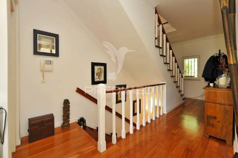 Moradia t2+1 , vista de mar, em condomínio no estoril