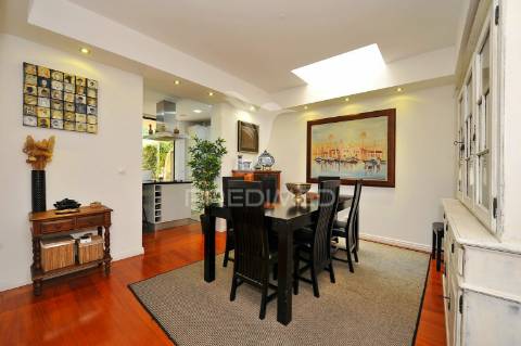 Moradia t2+1 , vista de mar, em condomínio no estoril