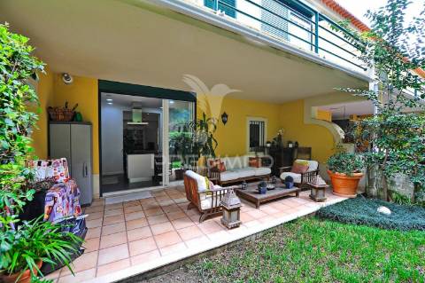 Moradia t2+1 , vista de mar, em condomínio no estoril