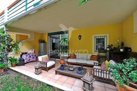 Moradia t2+1 , vista de mar, em condomínio no estoril