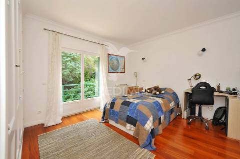 Moradia t2+1 , vista de mar, em condomínio no estoril