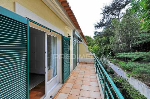 Moradia t2+1 , vista de mar, em condomínio no estoril