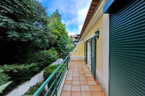 Moradia t2+1 , vista de mar, em condomínio no estoril