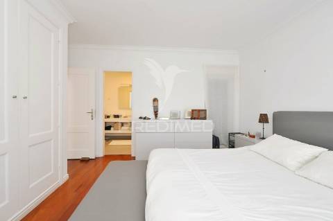 Moradia t2+1 , vista de mar, em condomínio no estoril