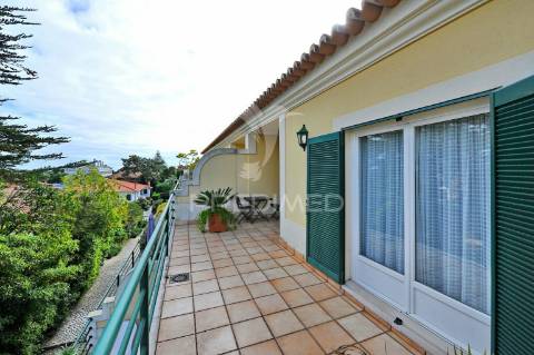 Moradia t2+1 , vista de mar, em condomínio no estoril