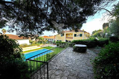 Moradia t2+1 , vista de mar, em condomínio no estoril