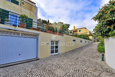 Moradia t2+1 , vista de mar, em condomínio no estoril