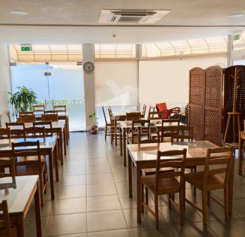 Faro- restaurante com esplanada & take away em  funcionamento