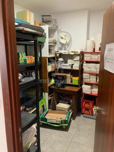 Faro- restaurante com esplanada & take away em  funcionamento