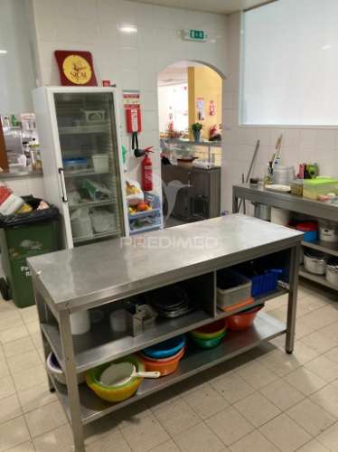 Faro- restaurante com esplanada & take away em  funcionamento