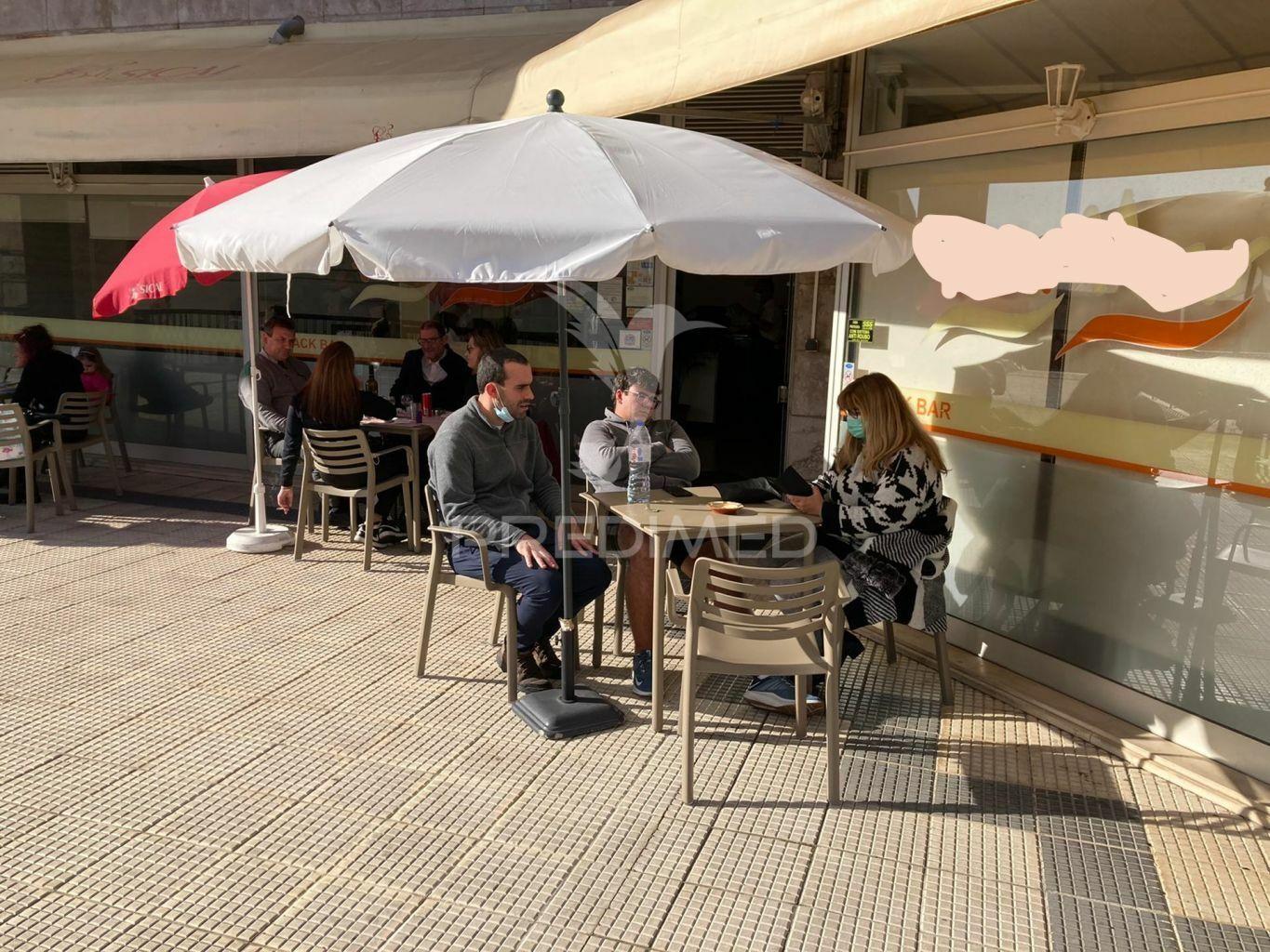 Faro- restaurante com esplanada & take away em  funcionamento