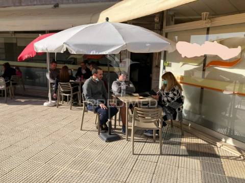 Faro- restaurante com esplanada & take away em  funcionamento
