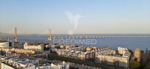 Requintado t1 com vistas deslumbrantes sobre o rio tejo