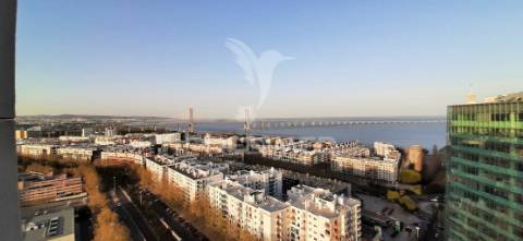 Requintado t1 com vistas deslumbrantes sobre o rio tejo