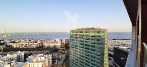 Requintado t1 com vistas deslumbrantes sobre o rio tejo