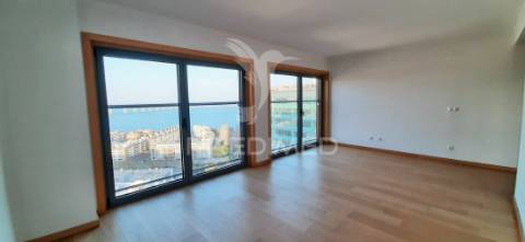 Requintado t1 com vistas deslumbrantes sobre o rio tejo