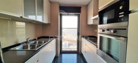 Requintado t1 com vistas deslumbrantes sobre o rio tejo