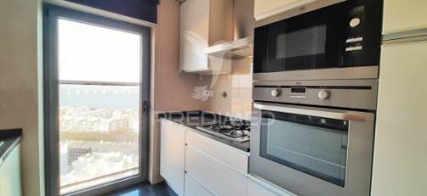 Requintado t1 com vistas deslumbrantes sobre o rio tejo