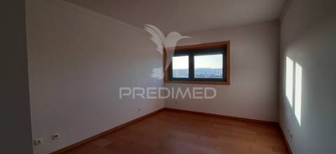 Requintado t1 com vistas deslumbrantes sobre o rio tejo