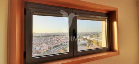 Requintado t1 com vistas deslumbrantes sobre o rio tejo