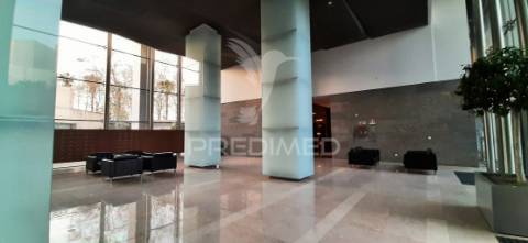 Requintado t1 com vistas deslumbrantes sobre o rio tejo