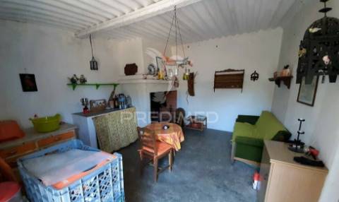 Reservado terreno 7000 m2 com armazém