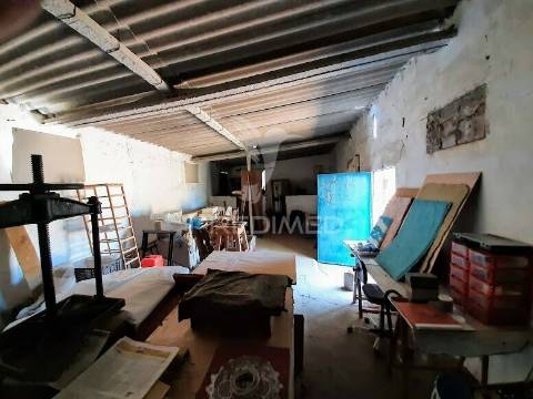 Reservado terreno 7000 m2 com armazém