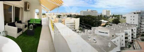 Esta penthouse t3 duplex lidera o que de melhor existe em vilamoura