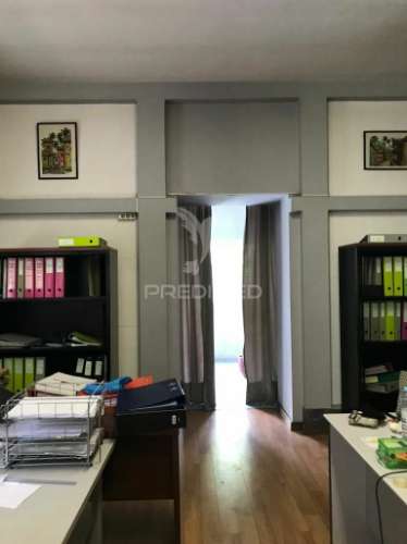 Prédio fachada oitocentista-ao metro marquês-porto