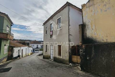 Moradia na aldeia do espinheiro para restaurar