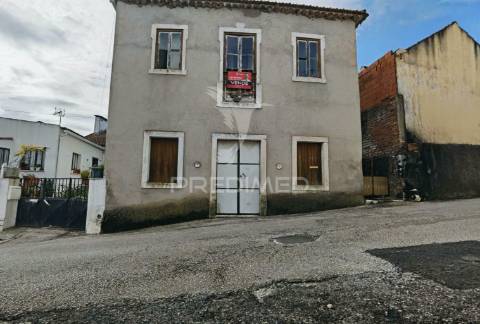 Moradia na aldeia do espinheiro para restaurar