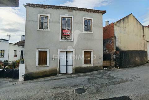Moradia na aldeia do espinheiro para restaurar