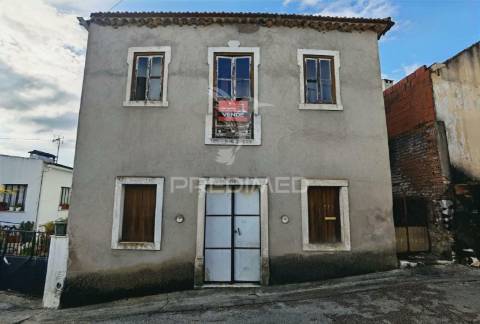 Moradia na aldeia do espinheiro para restaurar