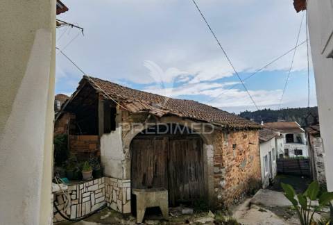 Moradia na aldeia do espinheiro para restaurar