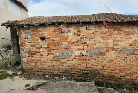 Moradia na aldeia do espinheiro para restaurar