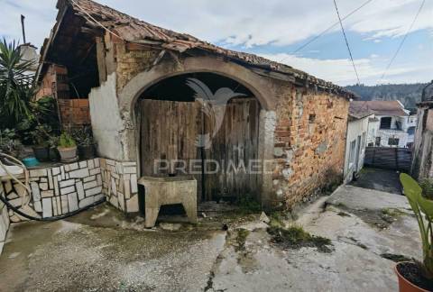 Moradia na aldeia do espinheiro para restaurar