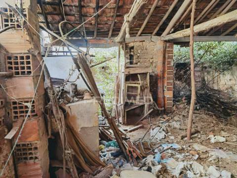 Moradia na aldeia do espinheiro para restaurar