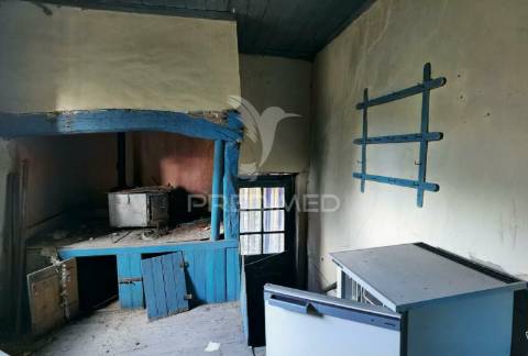 Moradia na aldeia do espinheiro para restaurar