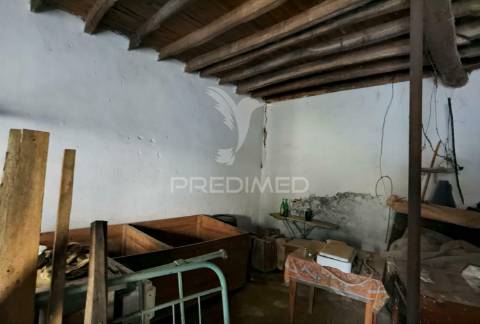 Moradia na aldeia do espinheiro para restaurar