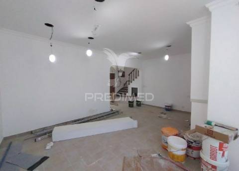 Moradia t3 + 3 com um otimo  terraço