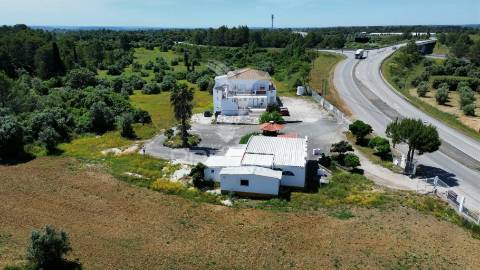 Quinta com várias casas e armazém, bugalhos / alcanena