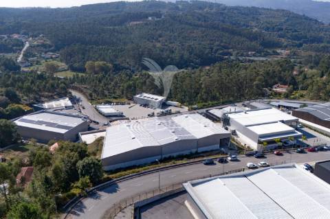 Pavilhão industrial com 2416m2.